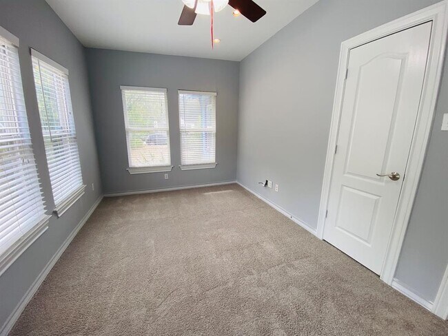 Building Photo - 404 E 35th St