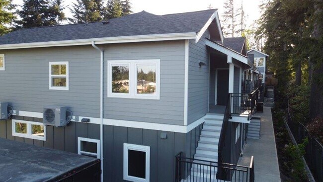 Building Photo - 2 Bedroom 1 Bath - Air conditioner - Washe...