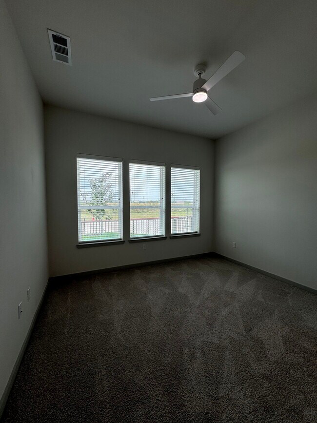 Building Photo - 4700 Lakeside Holw St