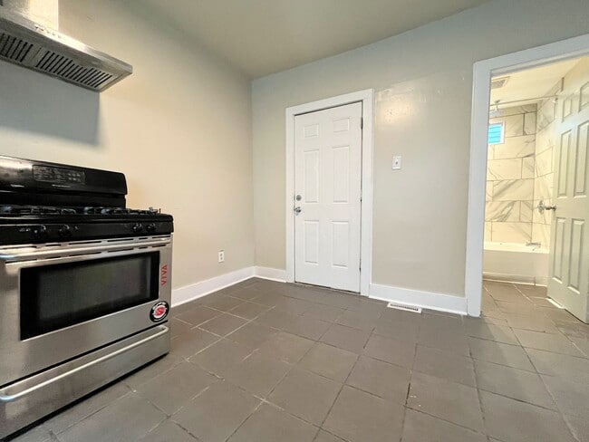 Building Photo - 501 Plymouth Ave