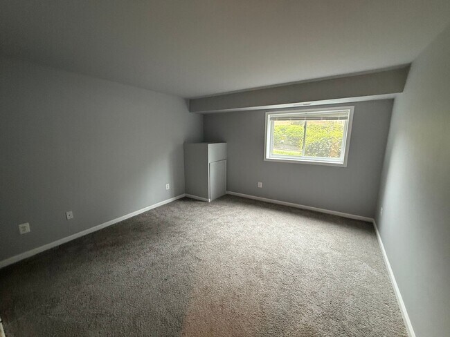 Building Photo - Renovated Condo in Quiet Community on 1st ...