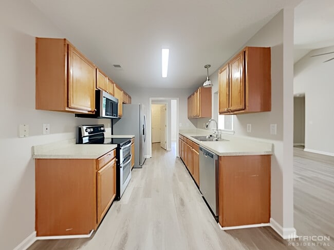 Building Photo - 812 Whitewater Dr