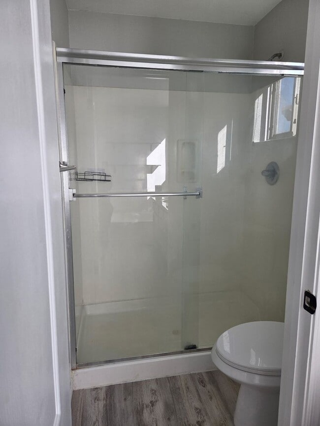 Building Photo - 1 BR 1 BATH FULL REMODEL UPPER UNIT FREE RENT OAC