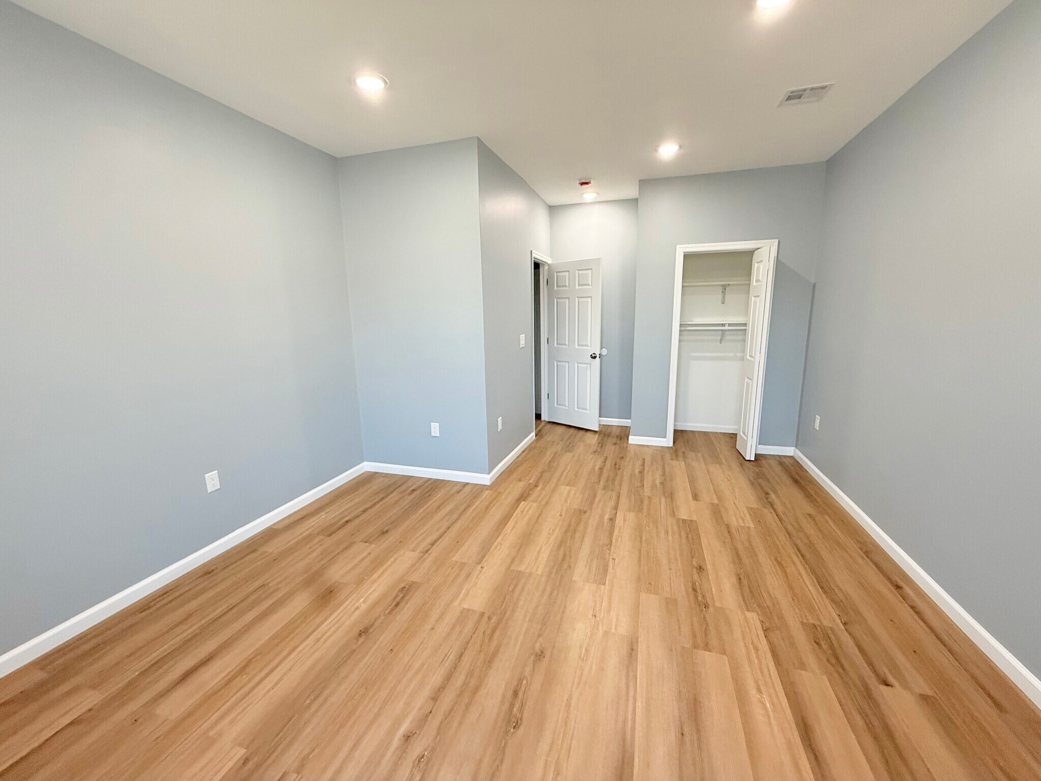 Building Photo - 13 Roosevelt Ave