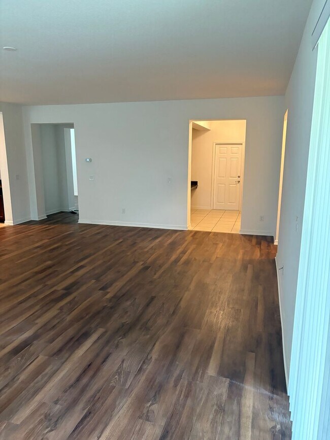 Building Photo - IMMEDIATE OCCUPANCY !!! LARGE// 5 Bedroom ...