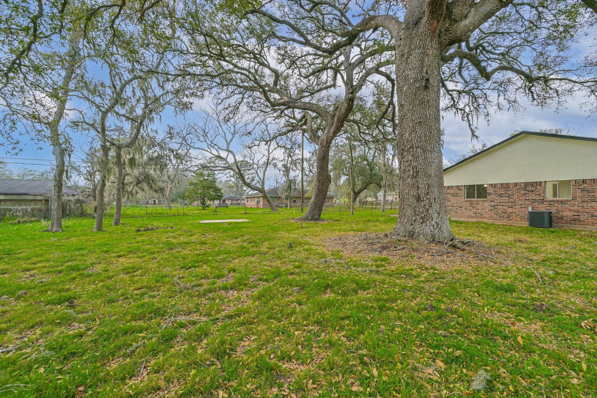 Building Photo - 202 Lakewood Dr