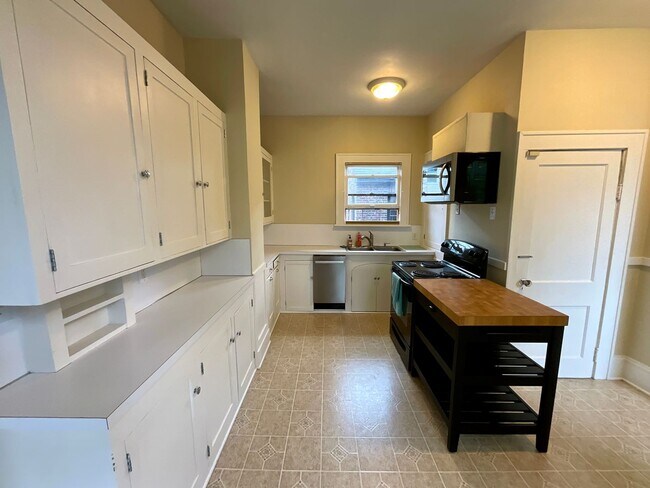 Building Photo - $500 Move In Special - Beautiful 3-bedroom...