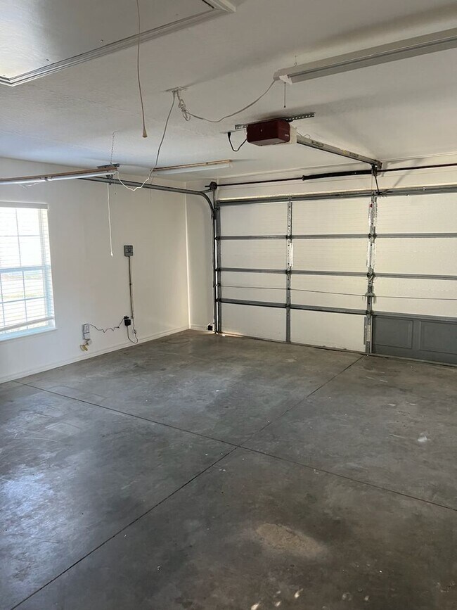 Building Photo - Newly renovated - Close to UF Health Shands, VA and Vet School!