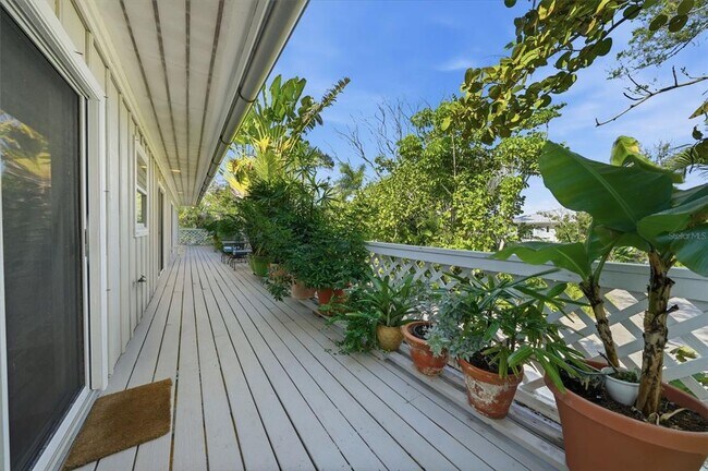 Building Photo - 700 Lands End Dr