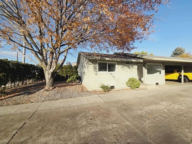 Building Photo - 1037/1039 Eastmont Ave. Duplex