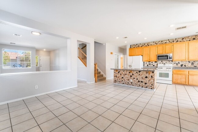 Building Photo - Beautiful 5 bed home with sparkling pool located in the heart of Las Vegas!