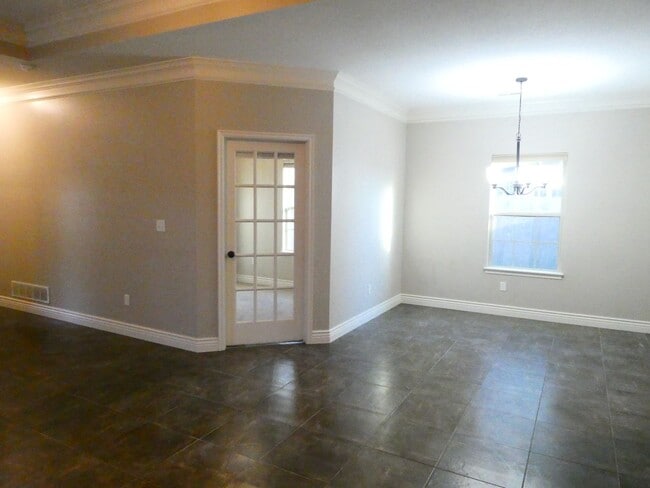 Building Photo - 3 bedroom 2 bath home- Quail Creek Subdivi...