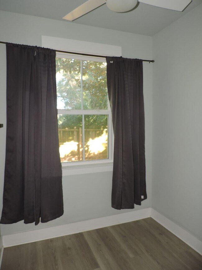 Building Photo - Easy access to interstate, shopping & downtown Pensacola!