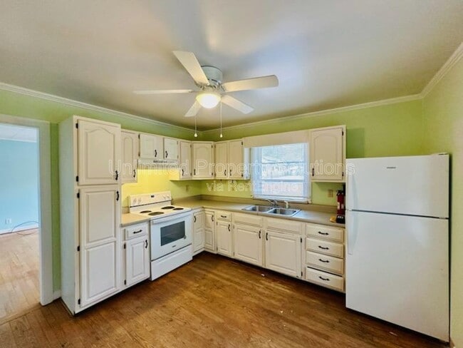 Building Photo - 145 Dogwood Dr