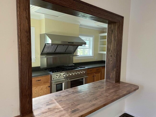 Building Photo - 526 Stewart Ave