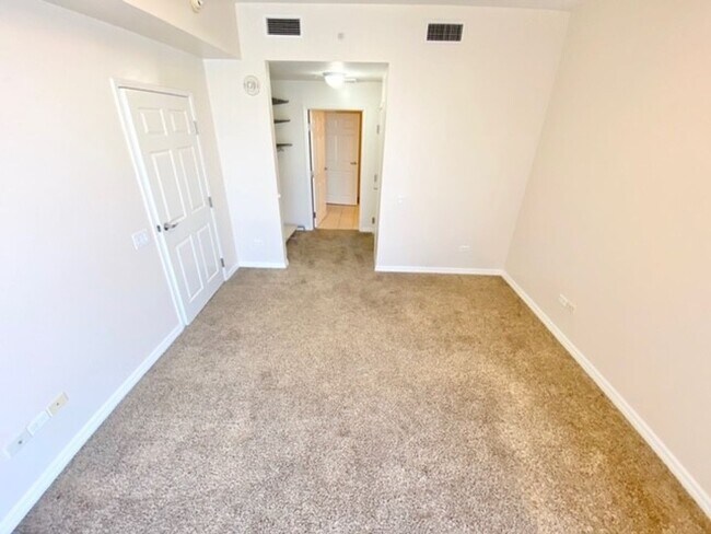 Building Photo - GREAT 1 BED, 1 BATH 867 SQFT HIGH RISE CON...