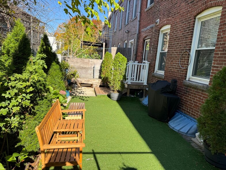 Building Photo - 18 Holmes St