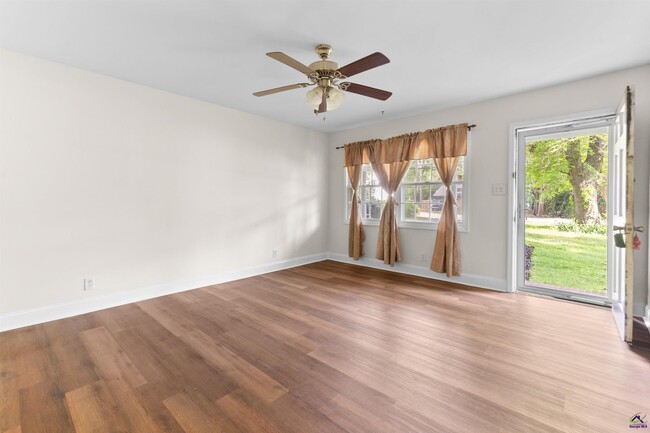 Building Photo - 846 S Forest Lake Dr