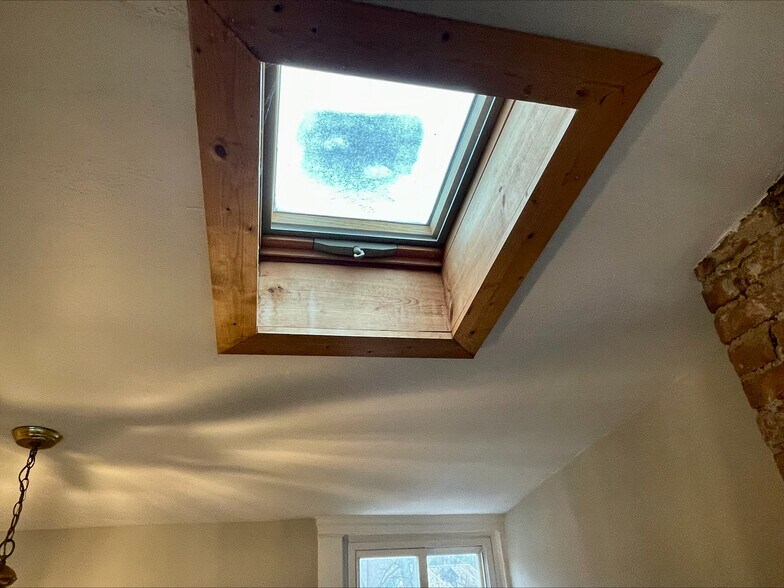 Building Photo - 2345 Grandview Ave