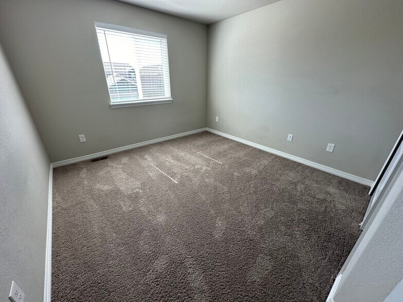 Building Photo - 9960 Castor Dr