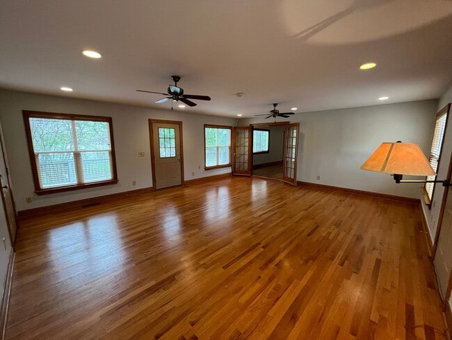 Building Photo - **RIVERFRONT 4-BEDROOM/2-BATH WITH 4-CAR GARAGE, FULL BASEMENT!!**