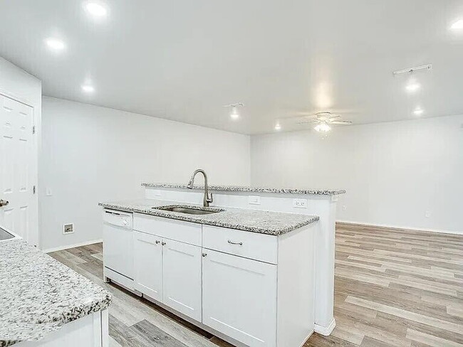 Building Photo - 5516 Jarvis St