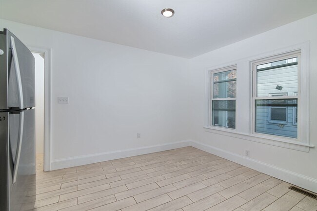 Building Photo - 135 Safford St