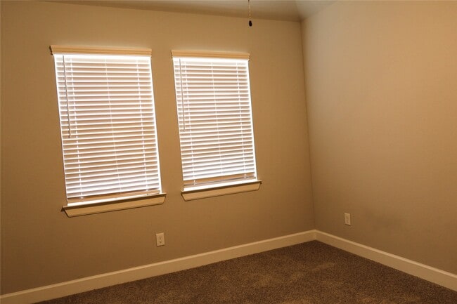 Building Photo - 3316 Vine Ter Trce