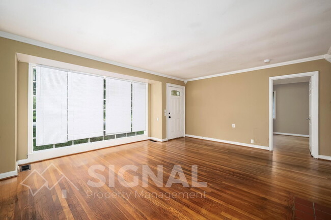Building Photo - 1156 Skyline Dr