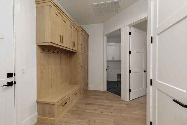 Building Photo - Stunning 5 bed 4 bath with RV Garage