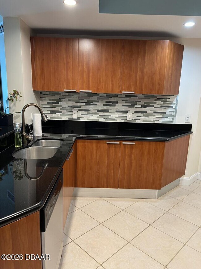 Building Photo - 241 Riverside Dr