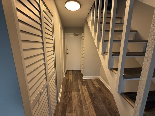 Building Photo - 744 W Gordon Terrace