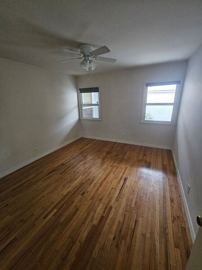 Building Photo - Flight Ave