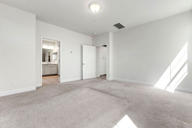 Building Photo - 3 Bed, 3 Bath East Garrison