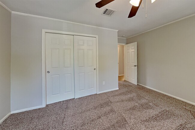 Building Photo - 3918 Forest Village Dr