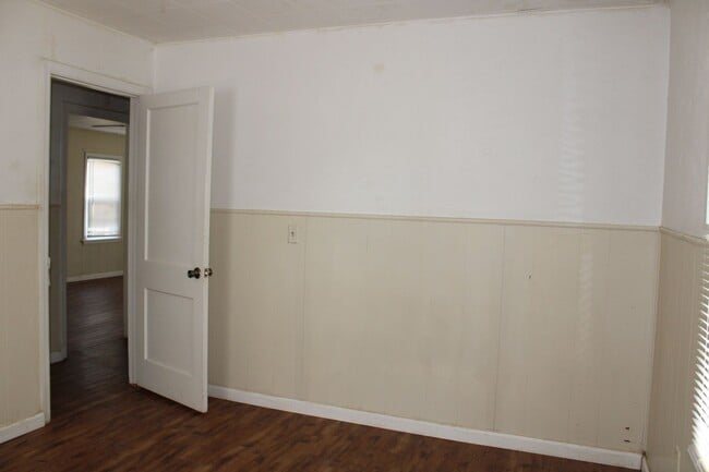 Building Photo - 2 Bed, Tinker Close & Garage!