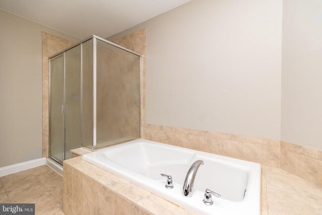Building Photo - 3216 Brookside Dr