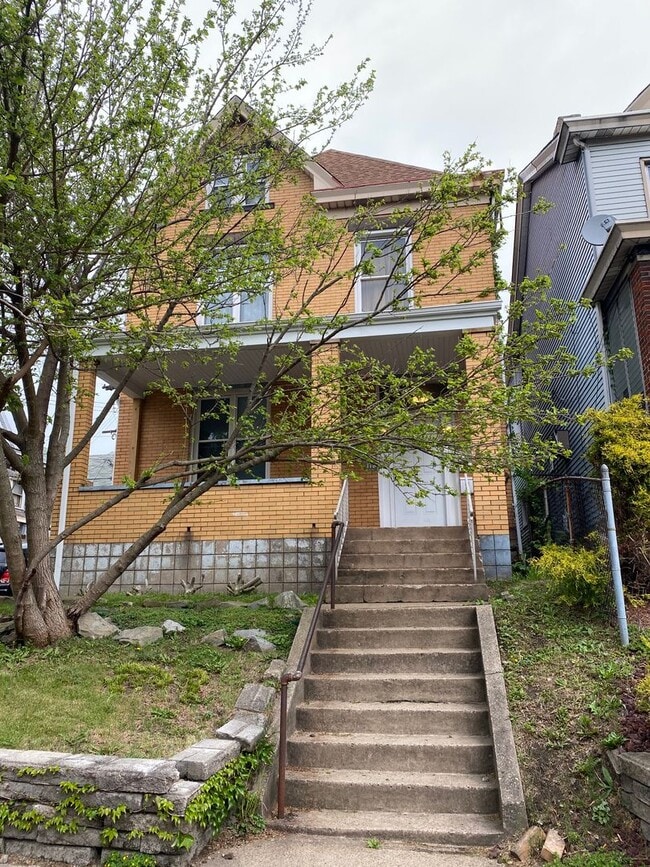 Building Photo - Updated 1 Bedroom Apartment now available!