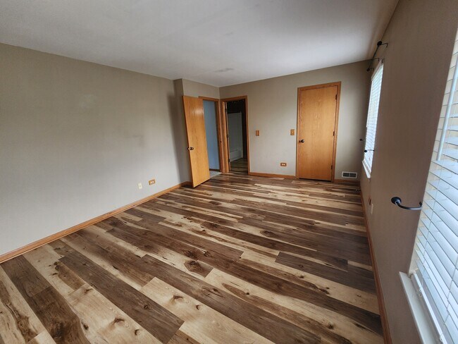 Building Photo - 5512 Stonybrook Dr