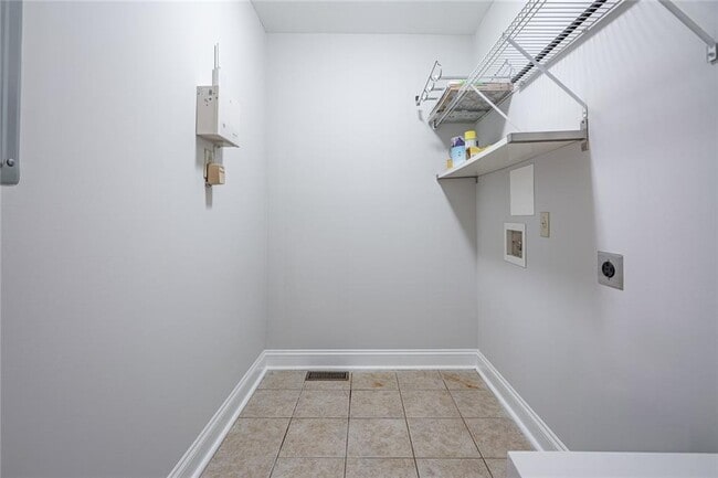 Building Photo - 402 Madison Ln S E