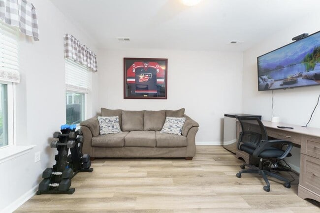 Building Photo - 197 Sean St