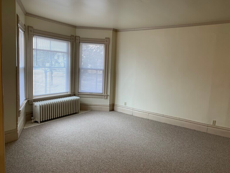 Living room - 402 S Superior St