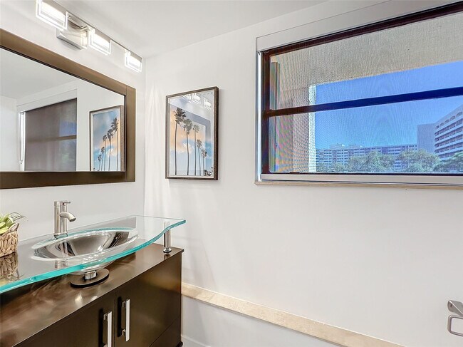 Building Photo - 364 Golfview Rd