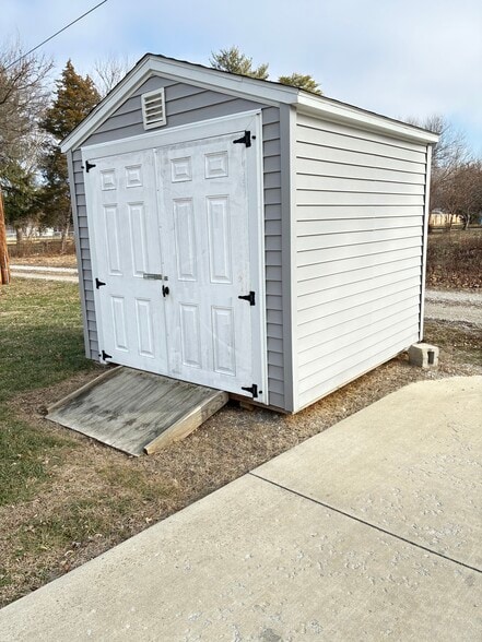 Outdoor storage shed - 2031 Blaine Ave