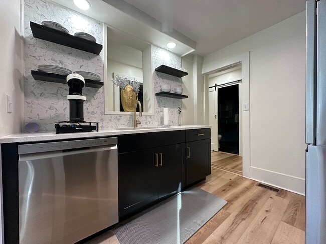 Building Photo - 3 bedroom, 2 bath, unfurnished or furnishe...