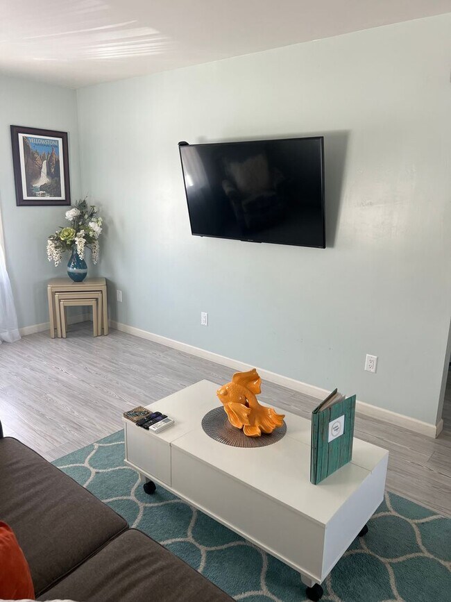 Building Photo - Bight and airy FURNISHED 1 bedroom apartment