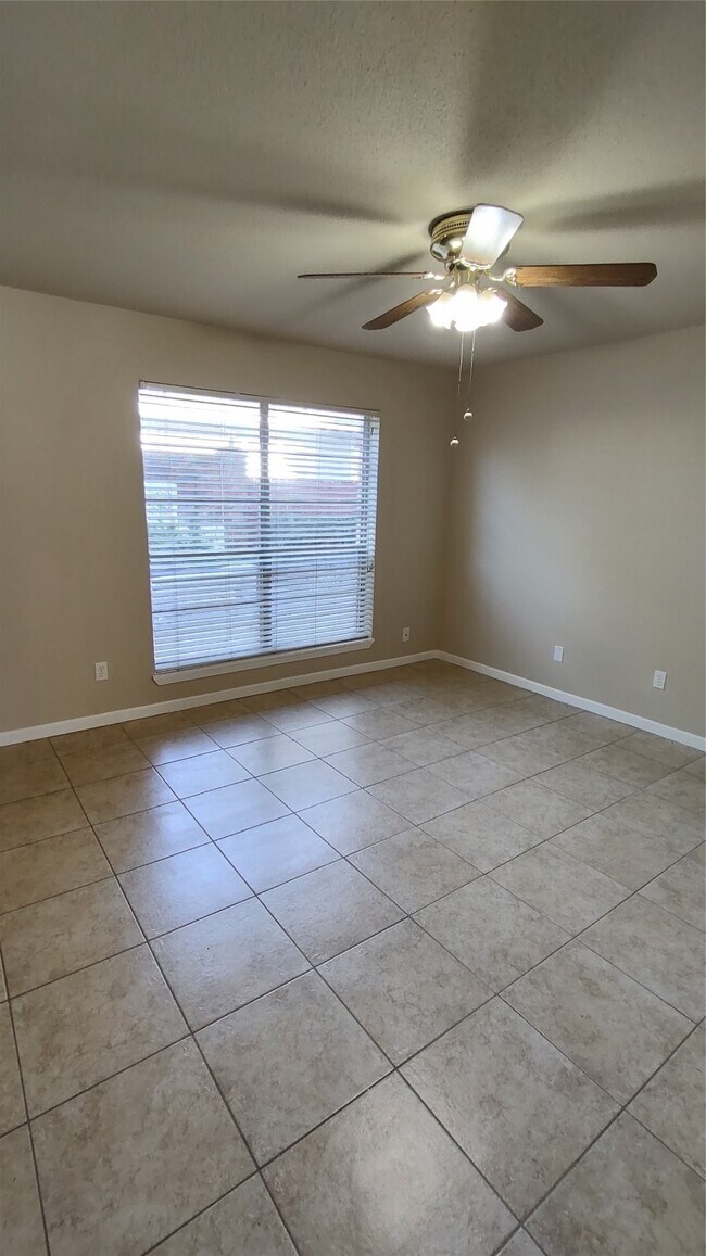 Building Photo - 4513 1/2 Bernardo De Galvez Ave