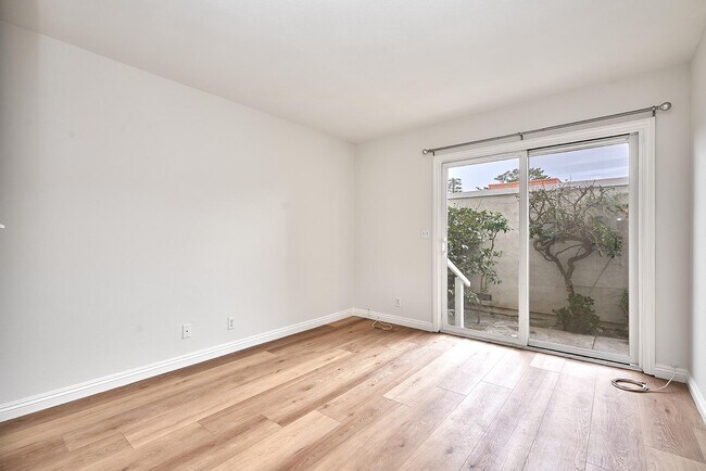 Building Photo - 28026 Ridgecove Ct N
