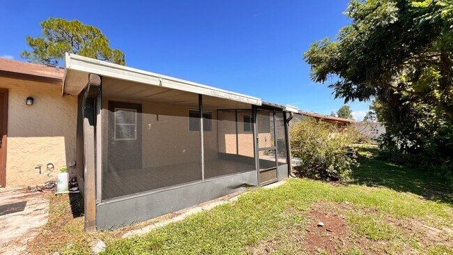 Building Photo - NEWLY RENOVATED 3 Bedroom/2 Bath Unit! Was...