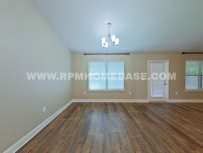 Building Photo - 5820 Crestlake Dr